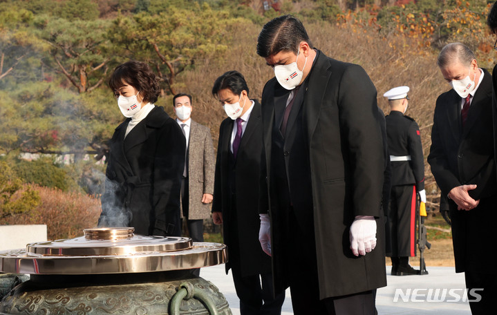 [서울=뉴시스] 고범준 기자 = 카를로스 알바라도 케사다 코스타리카 대통령이 23일 오전 서울 동작구 국립서울현충원 현충탑을 참배, 분향하고 있다. 2021.11.23. bjko@newsis.com