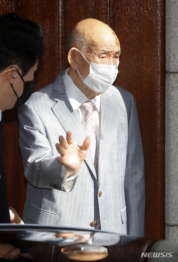 [서울=뉴시스] 홍효식 기자 = 고 조비오 신부에 대한 명예훼손 혐의로 1심에서 유죄 판결을 받은 전두환 씨가 9일 광주지방법원에서 열리는 항소심 3번째 재판에 출석하기 위해 서울 서대문구 연희동 자택을 나서고 있다. 2021.08.09. yesphoto@newsis.com