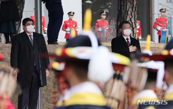 [서울=뉴시스] 전진환 기자 = 문재인 대통령이 23일 청와대에서 열린 카를로스 알바라도 케사다 코스타리카 대통령 공식 환영식에서 국민의례를 하고 있다. 2021.11.23. amin2@newsis.com