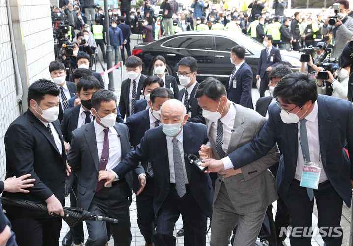 [광주=뉴시스] 류형근 기자 = 고(故) 조비오 신부에 대해 사자명예훼손 혐의를 받고 있는 전 대통령 전두환씨가 지난 2020년 4월27일 오후 광주 동구 광주지법에서 열리는 재판에 출석하기 위해 법정동으로 들어서고 있다. 2020.04.27. photo@newsis.com