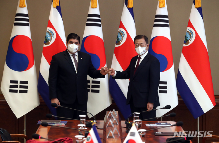 [서울=뉴시스] 전진환 기자 = 문재인 대통령과 카를로스 알바라도 케사다 코스타리카 대통령이 23일 청와대에서 정상회담을 하기에 앞서 주먹 인사하고 있다. 2021.11.23. amin2@newsis.com