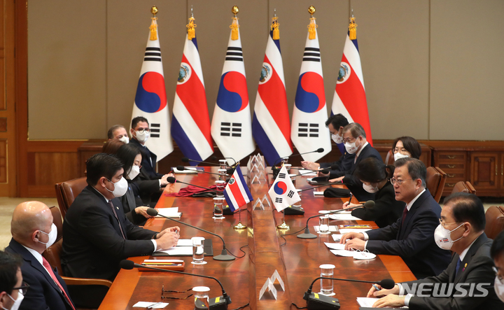[서울=뉴시스] 전진환 기자 = 문재인 대통령과 카를로스 알바라도 케사다 코스타리카 대통령이 23일 청와대에서 한-코스타리카 정상회담을 하고 있다. 2021.11.23. amin2@newsis.com