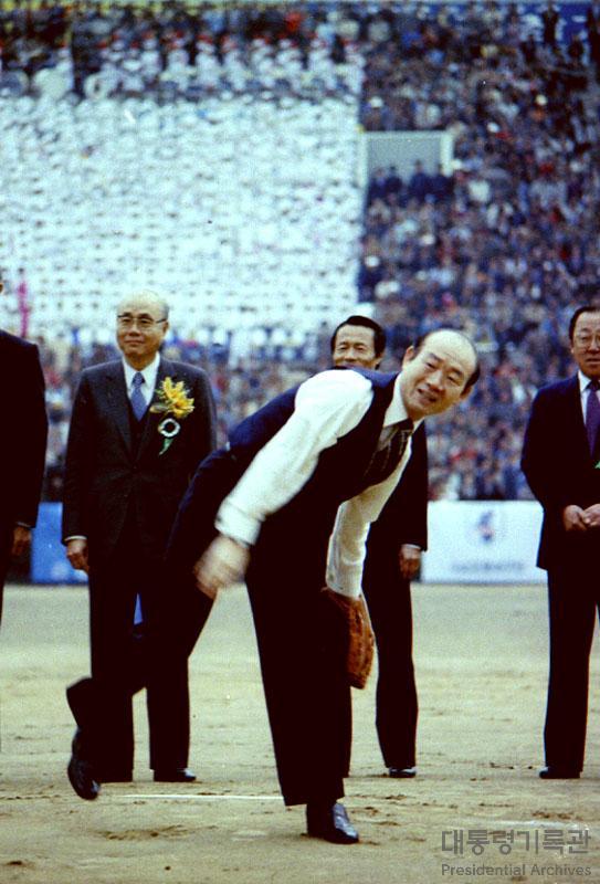 [서울=뉴시스] 전두환 전 대통령이 23일 자택에서 사망했다. 향년 90세. 사진은 1987년 전두환 대통령이 야구 시구를 하는 모습. (사진=행정안전부 대통령기록관 제공) 2021.11.23. photo@newsis.com *재판매 및 DB 금지