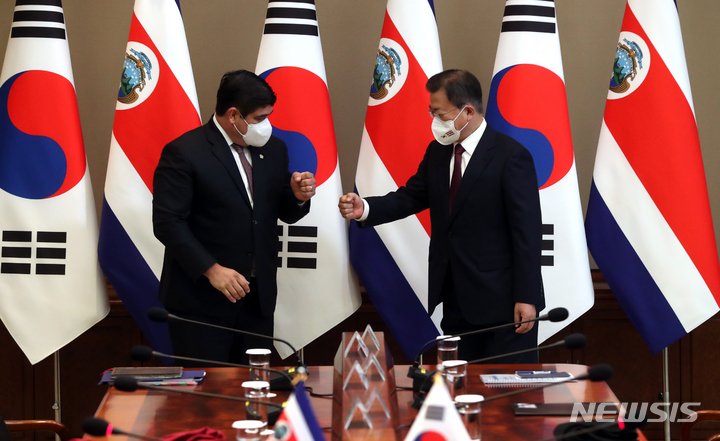[서울=뉴시스] 전진환 기자 = 문재인 대통령과 카를로스 알바라도 케사다 코스타리카 대통령이 23일 청와대에서 한-코스타리카 정상회담을 하기에 앞서 주먹인사를 하고 있다. 2021.11.23. amin2@newsis.com美容室