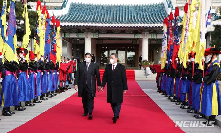 [서울=뉴시스] 전진환 기자 = 문재인 대통령과 국빈 방한 중인 카를로스 알바라도 케사다 코스타리카 대통령이 23일 청와대 대정원에서 열리는 공식 환영식을 위해 이동하고 있다. 2021.11.23. amin2@newsis.com