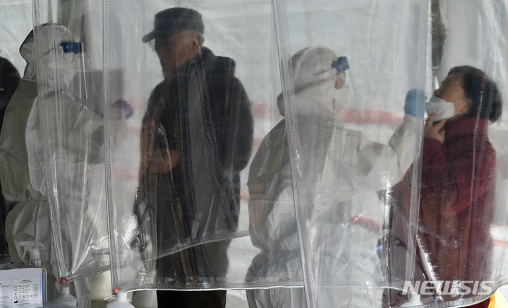 [대구=뉴시스] 이무열 기자 = 23일 오전 대구 중구 국채보상운동기념공원에 마련된 임시선별검사소에서 시민들이 코로나19 진단검사를 받고 있다. 2021.11.23. lmy@newsis.com