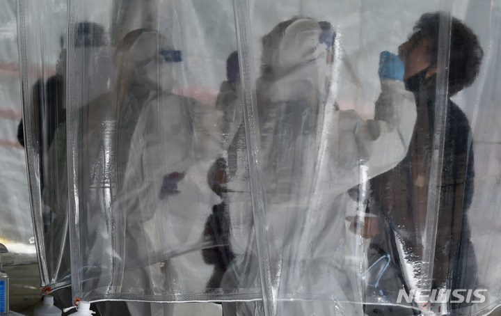 [대구=뉴시스] 이무열 기자 = 23일 오전 대구 중구 국채보상운동기념공원에 마련된 임시선별검사소에서 시민들이 코로나19 진단검사를 받고 있다. 2021.11.23. lmy@newsis.com