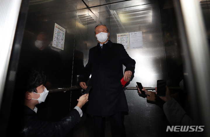 [서울=뉴시스] 백동현 기자 = 김종인 전 국민의힘 비상대책위원장이 23일 오전 서울 종로구 자신의 사무실을 나오며 취재진의 질문에 답변하고 있다. 2021.11.23. livertrent@newsis.com