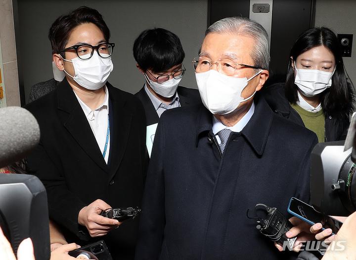 [서울=뉴시스] 백동현 기자 = 김종인 전 국민의힘 비상대책위원장이 23일 오전 서울 종로구 자신의 사무실을 나오며 취재진의 질문에 답변하고 있다. 2021.11.23. livertrent@newsis.com