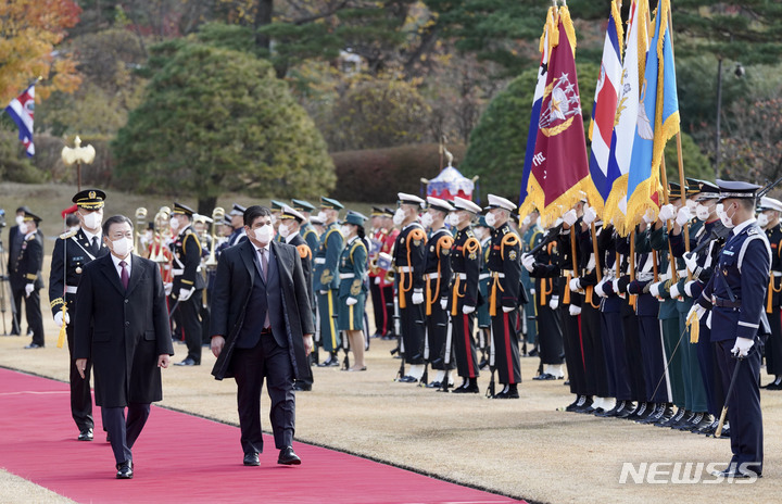 [서울=뉴시스] 전진환 기자 = 국빈 방한 중인 카를로스 알바라도 케사다 코스타리카 대통령이 23일 청와대에서 열린 공식 환영식에서 문재인 대통령과 의장대를 사열하고 있다. 2021.11.23. amin2@newsis.com