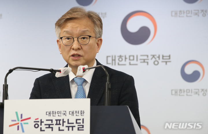 [서울=뉴시스] 김명원 기자 = 권칠승 중소벤처기업부 장관이 23일 서울 종로구 정부서울청사에서 희망회복지원 관련 브리핑을 하고 있다. 이날 권칠승 장관은 코로나19 피해 소상공인 회복지원 방안에 대해, 손실보상 비대상업종 중 피해 소상공인 10만개에 1%의 초저금리로 2천만원까지 총 2조원의 특별융자를 지원한다고 밝혔다. 2021.11.23. kmx1105@newsis.com