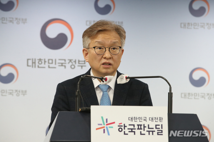 [서울=뉴시스] 김명원 기자 = 권칠승 중소벤처기업부 장관이 23일 서울 종로구 정부서울청사에서 희망회복지원 관련 브리핑을 하고 있다. 이날 권칠승 장관은 코로나19 피해 소상공인 회복지원 방안에 대해, 손실보상 비대상업종 중 피해 소상공인 10만개에 1%의 초저금리로 2천만원까지 총 2조원의 특별융자를 지원한다고 밝혔다. 2021.11.23. kmx1105@newsis.com