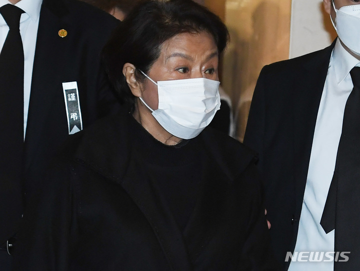 [서울=뉴시스] 정병혁 기자 = 지난해 11월23일 오후 서울 서대문구 신촌세브란스병원 장례식장에 마련된 전직 대통령 고(故) 전두환씨 빈소에 부인 이순자 씨가 들어서고 있다. (공동취재사진) 2021.11.23. photo@newsis.com