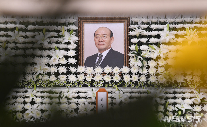 [서울=뉴시스] 백동현 기자 = 23일 서울 서대문구 신촌세브란스병원 장례식장에 마련된 고 전두환 전 대통령 빈소에 영정이 놓여 있다. (공동취재사진) 2021.11.23. photo@newsis.com