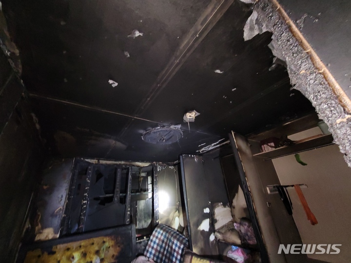 [영천=뉴시스] 고여정 수습기자 = 경북 영천시 문내동 15층짜리 아파트 3층에서 원인을 알 수 없는 불이 나 2524만원 상당의 재산피해를 냈다. (사진 = 경북소방본부 제공) 2021.11.24 photo@newsis.com