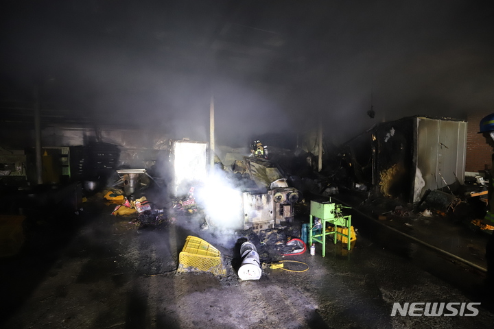 [청도=뉴시스] 고여정 수습기자 = 경북 청도군 풍각면의 한 농가 창고에서 원인을 알 수 없는 불이 나 1862만원 상당의 재산피해를 냈다. (사진 = 경북소방본부 제공) 2021.11.24 photo@newsis.com