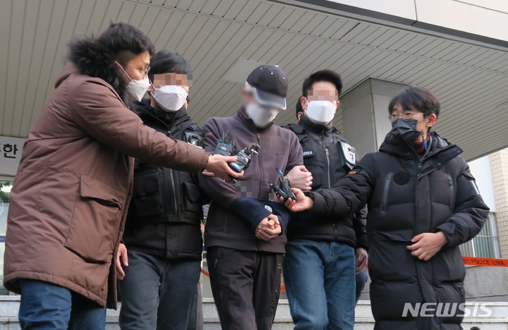 [인천=뉴시스] 김동영 기자 =인천 남동구 한 빌라에서 층간 소음으로 문제로 아랫층 이웃과 갈등을 겪다 일가족에게 흉기를 휘둘러 다치게 한 A(48)씨가 24일 오전 인천 남동경찰서에서 검찰로 송치되고 있다. 2021.11.24. dy0121@newsis.com