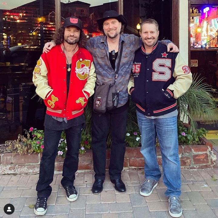 [서울=뉴시스] 지난 3일 미국 애리조나주에서 제드 모틀리(왼쪽)가 학창 시절 경제적인 이유로 사지 못한 야구재킷을 중고품 시장에서 발견했다. (출처 : 제드 모틀리 인스타그램 캡처) 2021.11.24. *재판매 및 DB 금지