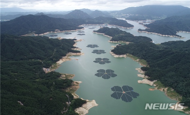 [세종=뉴시스] 합천댐 수상태양광 전경. (사진= 환경부 제공) 2021.11.24. photo@newsis.com