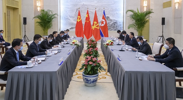 [서울=뉴시스] 23일 대외연락부(중련부)가 공개한 사진으로 쑹타오 중국 공산당 대외연락부장과 중국 측인사가 이날 베이징에서 리룡남 주중 북한대사 등 북한 일행과 회담을 갖고 있다. <사진출처: 중련부 사이트> 2021.11.24 