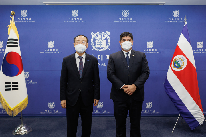 [서울=뉴시스] 서울대 오세정(왼쪽부터) 총장, 알바라도 코스타리카 대통령(사진=서울대 제공) *재판매 및 DB 금지