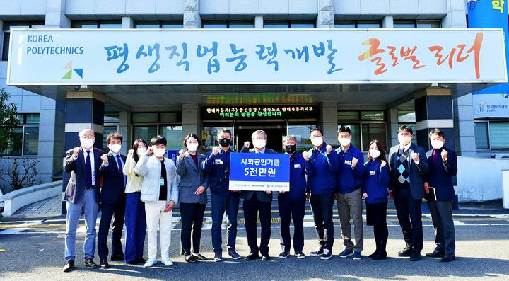 [울산=뉴시스]현대자동차 노사 관계자들이 24일 한국폴리텍대학 울산캠퍼스를 방문해 교육환경 개선 공사비 5000만원을 전달하고 있다. (사진=현대자동차 제공) 2021.11.24. photo@newsis.com *재판매 및 DB 금지