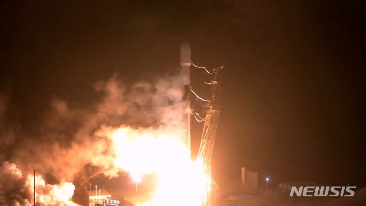 [서울=뉴시스] 미국 항공우주국(NASA·나사)는 23일 오후 10시20분(한국시간 24일 오후 3시20분) 미국 캘리포니아주 밴덴버그 우주군 기지에서 냉장고 1대 크기의 무인 우주선 '다트'를 실은 스페이스엑스(X) 팰컨9 로켓을 발사했다. (사진=나사 홈페이지 캡처) 2021.11.24 