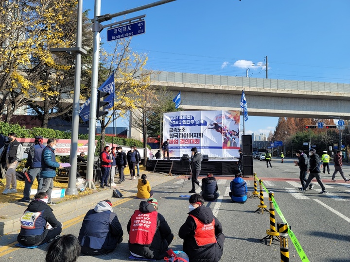 [서울=뉴시스]전국금속노조 한국타이어지회가 지난달 24일 오후 대전공장에서 파업 결의대회를 열고 있다. (뉴시스DB) *재판매 및 DB 금지