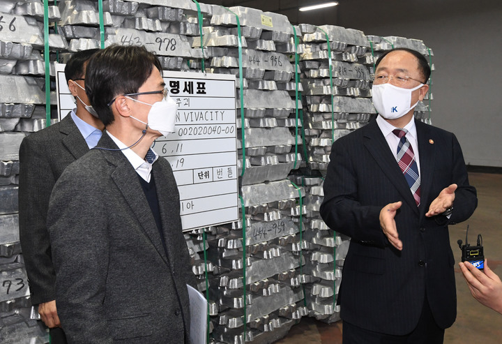 [세종=뉴시스]홍남기 경제부총리 겸 기획재정부 장관은 24일 오후 대전 서구 조달청을 방문했다. 사진은 홍 부총리가 주요 금속 비축시설을 시찰하는 모습. (사진=기획재정부 제공) *재판매 및 DB 금지