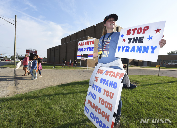 [스티븐스빌=AP/뉴시스]지난 2021년 9월7일 미시간 스티븐스빌 한 고등학교 앞에서 마스크 의무화 반대자가 시위를 벌이는 모습. 2022.01.06.
