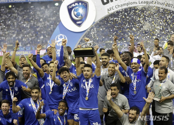[리야드=AP/뉴시스] 사우디아라비아의 알힐랄 선수들이 23일(현지시간) 사우디아라비아 리야드의 킹 파흐드 인터내셔널 스타디움에서 열린 2021 아시아축구연맹(AFC) 챔피언스리그 결승전에서 포항 스틸러스를 꺾고 우승, 트로피를 들고 환호하고 있다. 알힐랄은 포항에 2-0 승리를 거두며 통산 4번째 우승을 차지했다. 2021.11.24.