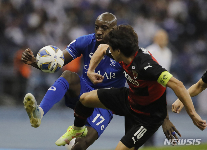 [리야드=AP/뉴시스] 알힐랄의 무사 마레가와 포항 스틸러스의 강상우. 2021.11.24