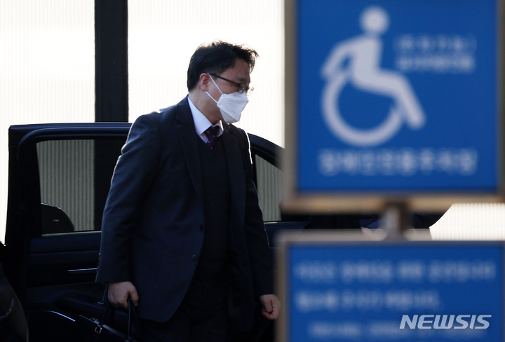 [과천=뉴시스] 홍효식 기자 = 김진욱 고위공직자범죄수사처(공수처) 처장이 24일 오전 경기 과천시 정부과천청사 공수처로 출근하고 있다. 2021.11.24. yesphoto@newsis.com