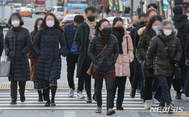 [서울=뉴시스] 권창회 기자 = 지난달 24일 오전 서울 종로구 광화문역 인근에서 직장인들이 겉옷을 걸치고 출근하고 있다. 2021.11.24. kch0523@newsis.com