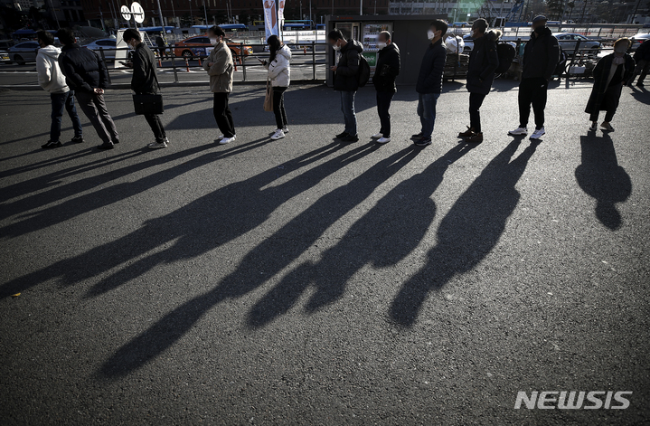 [서울=뉴시스] 정병혁 기자 = 0시 기준 국내 코로나19 신규확진자가 4116명으로 역대 최대치를 경신한 24일 오전 서울 중구 서울역광장에 설치된 코로나19 임시선별검사소를 찾은 시민들이 검사를 받기 위해 줄 서 있다. 2021.11.24. jhope@newsis.com