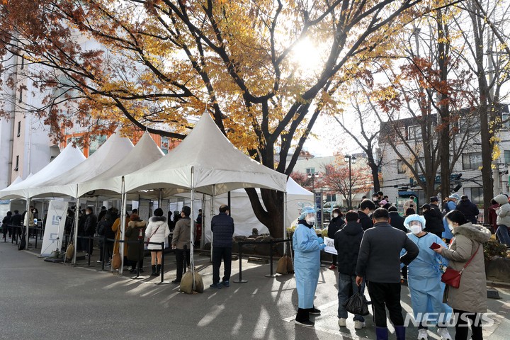 [서울=뉴시스] 백동현 기자 = 노량진 수산시장 관련 코로나19 확진자가 63명으로 집계된 가운데 24일 오전 서울 동작구청 주차장에 마련된 임시선별진료소에서 수산시장 상인들을 비롯한 시민들이 검사를 받기 위해 대기하고 있다. 2021.11.24. livertrent@newsis.com