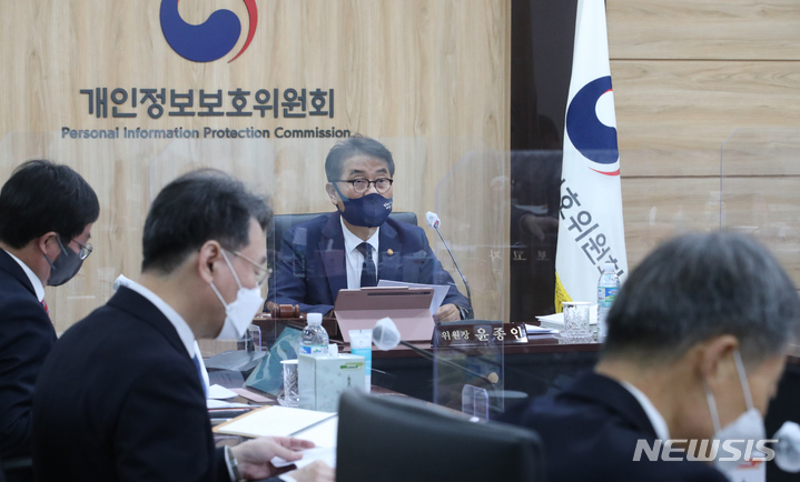 [서울=뉴시스] 김명원 기자 = 윤종인 개인정보보호위원장이 24일 오전 서울 종로구 정부서울청사에서 열린 개인정보보호위원회 전체회의에 참석해 발언하고 있다. 2021.11.24. kmx1105@newsis.com