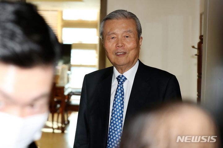 [서울=뉴시스] 이영환 기자 = 김종인 국민의힘 전 비상대책위원장이 24일 오전 서울 종로구 자신의 사무실에서 이종찬 전 국정원장을 맞이하고 있다. 2021.11.24. 20hwan@newsis.com