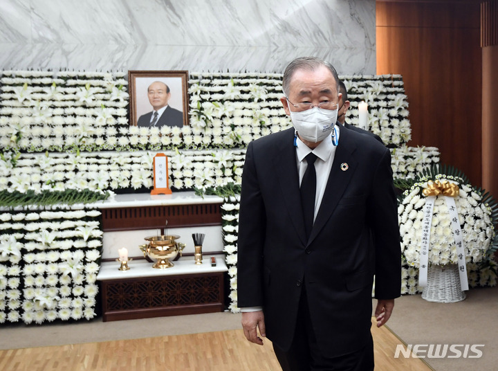 [서울=뉴시스] 김선웅 기자 = 반기문 전 유엔사무총장이 24일 서울 서대문구 세브란스병원 신촌장례식장에 마련된 전직 대통령 故 전두환 씨의 빈소에서 조문하고 있다. (공동취재사진) 2021.11.24. photo@newsis.com