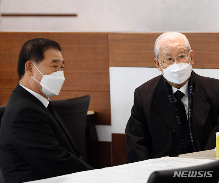 [서울=뉴시스] 김선웅 기자 = 24일 전직 대통령을 지낸 故 전두환 씨의 빈소가 차려진 서울 서대문구 세브란스병원 신촌장례식장에서 강창희(왼쪽) 전 국회의장과 장세동 전 안기부장이 얘기를 나누고 있다. (공동취재사진) 2021.11.24. photo@newsis.com