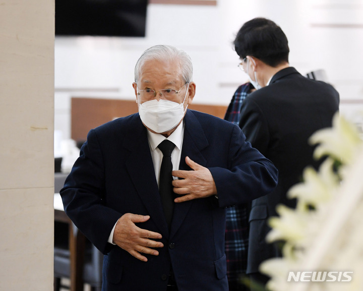 [서울=뉴시스] 김선웅 기자 = 장세동 전 안기부장이 지난 24일 서울 서대문구 세브란스병원 신촌장례식장에서 故 전두환 씨 조문을 마친 후 이동하고 있다. (공동취재사진) 2021.11.24. photo@newsis.com