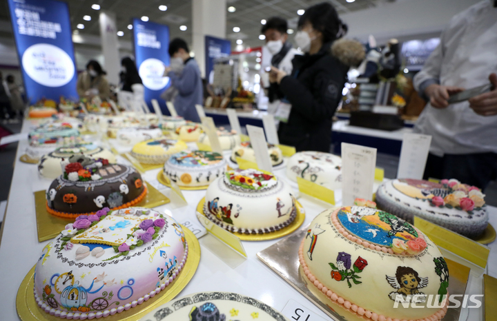 [서울=뉴시스] 조성우 기자 = 성탄절과 연말이 다가오면서 홈파티를 계획하는 사람들이 많다. 기업들도 대목을 잡기 위해 케이크, 쿠키 등 다양한 상품을 앞다퉈 출시하고 있다. 하지만 단 음식을 장기간 과다 섭취할 경우 당뇨병의 위험이 커질 수 있다. 2021.11.24. xconfind@newsis.com