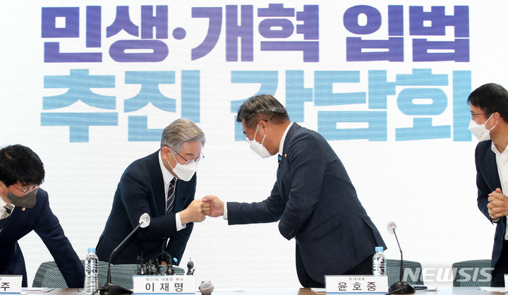 [서울=뉴시스] 국회사진기자단 = 이재명 더불어민주당 대선 후보가 24일 서울 여의도 중앙당사 열린 민생·개혁 입법 추진 간담회에서 윤호중 원내대표와 인사하고 있다. 2021.11.24. photo@newsis.com