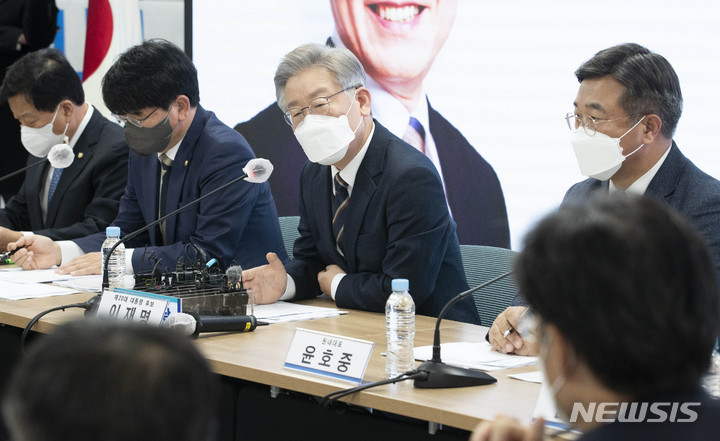 [서울=뉴시스] 국회사진기자단 = 이재명 더불어민주당 대선 후보가 24일 서울 여의도 중앙당사에서 열린 민생·개혁 입법 추진 간담회에서 발언하고 있다. 2021.11.24. photo@newsis.com