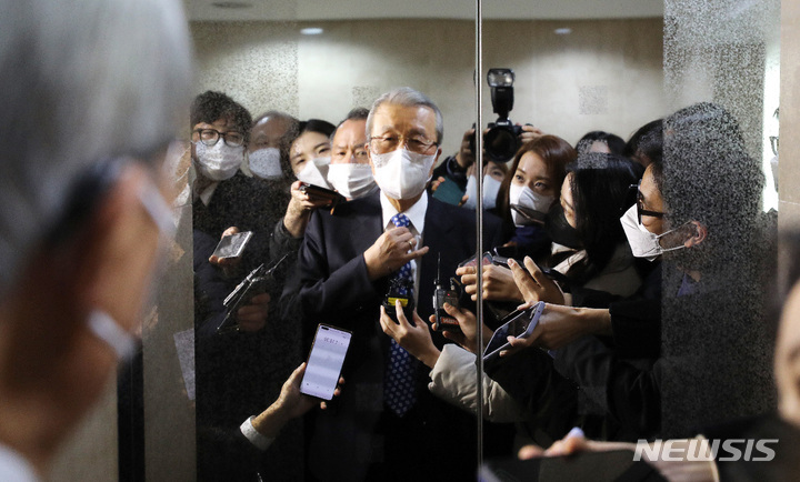 [서울=뉴시스] 이영환 기자 = 김종인 국민의힘 전 비상대책위원장이 24일 오전 서울 종로구 자신의 사무실을 나서 엘리베이터 탑승을 기다리고 있다.(공동취재사진) 2021.11.24.photo@newsis.com