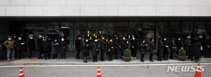 [서울=뉴시스] 김선웅 기자 = 우리공화당 관계자들과 전두환 씨를 지지하는 조문객들이 24일 오후 서울 서대문구 세브란스병원 신촌장례식장에서 전직 대통령을 지낸 故 전두환 씨를 조문하기 위해 줄을 서고 있다. 2021.11.24. mangusta@newsis.com
