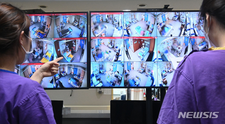 [서울=뉴시스] 김병문 기자 = 지난달 24일 오후 서울 중랑구 서울의료원 코로나19 종합상황실에서 의료진들이 병상 CCTV를 살펴보고 있다. (공동취재사진) 2021.11.24. photo@newsis.com