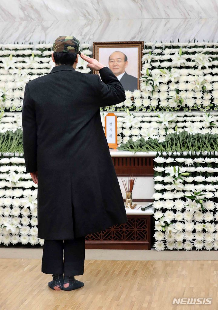 [서울=뉴시스] 김선웅 기자 =&nbsp; 24일 서울 서대문구 세브란스병원 신촌장례식장에 마련된 전직 대통령 故 전두환 씨 빈소에서 한 조문객이 거수경례를 하고 있다. (공동취재사진) 2021.11.24. photo@newsis.com