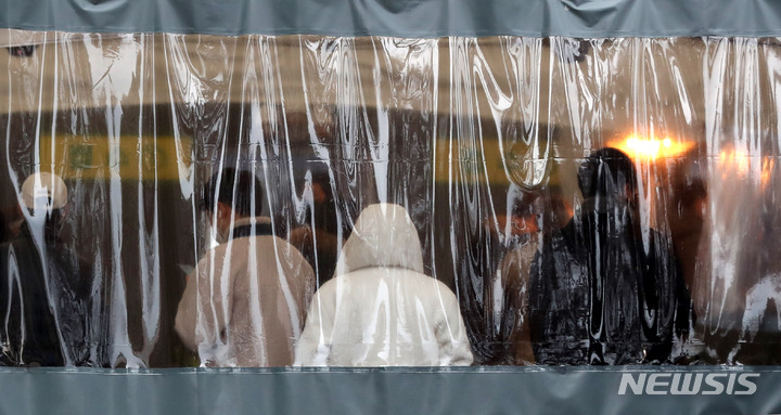 [서울=뉴시스] 추상철 기자 = 코로나19 신규 확진자수가 4000명을 돌파한 지난 24일 오후 서울 중구 서울광장 임시선별검사소에서 코로나19 검사를 받으려는 시민들이 추위를 막기위해 설치된 천막 안으로 길게 줄 서 있다. 2021.11.24. scchoo@newsis.com