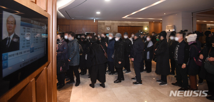 [서울=뉴시스] 김선웅 기자 = 보수단체 회원들이 24일 서울 서대문구 세브란스병원 신촌장례식장에 마련된 전직 대통령 故 전두환 씨 빈소에서 조문을 하기 위해 대기하고 있다. (공동취재사진) 2021.11.24. photo@newsis.com